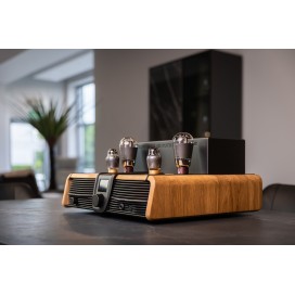Feliks Audio EOS – oak, in a living room
